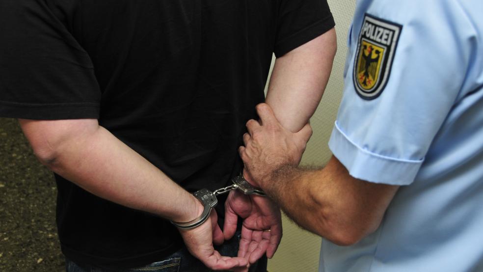 Die Polizisten nahmen den 49-Jährigen vorläufig in Gewahrsam. © Symbolfoto: Polizei