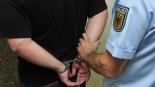 Mann leistet Widerstand und beleidigt Polizisten