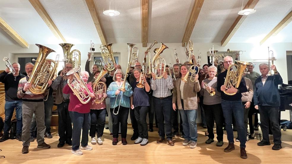 Die Bläserinnen und Bläser aus der südlichen Region des Sprengels nach der Probe. Morgen tritt der Sprengelposaunenchor Ostfriesland in der Lutherkirche in Leer auf.  © Foto: Bunger