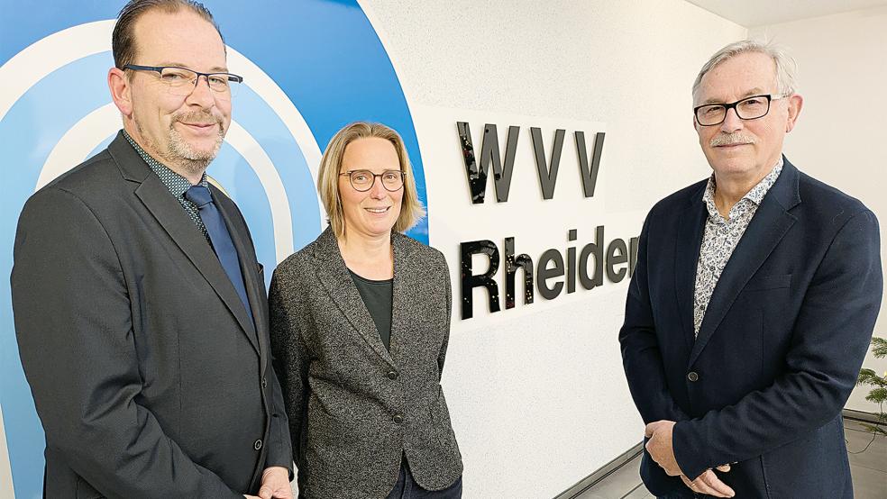 Geschäftsführer Lutz Hanneken (links) und der Vorsitzende Helmut Geuken (rechts) freuen sich, dass Bilanzbuchhalterin Sabine Maier zukünftig als stellvertretende Geschäftsführerin des Wasserversorgungsverbandes Rheiderland (WVV) fungieren wird.  © Foto: Szyska