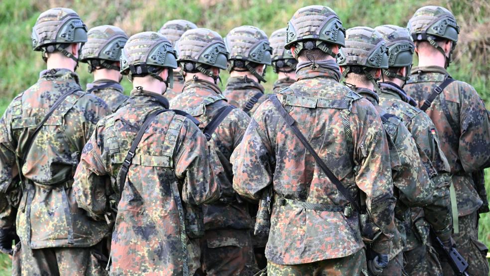 Rekruten bei der Schießausbildung im Rahmen eines Medientages zur Basisausbildung bei der Bundeswehr. © Symbolfoto: Gambarini (dpa)