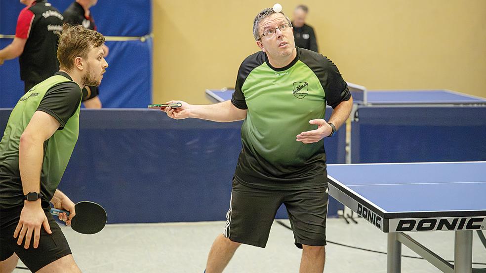 Stapelmoors Martijn Hooghiemstra (links) und Stefan Apfel werden am Sonntag wohl nicht zusammen in einem Doppel antreten. Hier dürfte das an Nummer eins gesetzte Duo, Bengt Klußmann und Max Onno van der Laan, den Vorzug erhalten.  © Foto: Bruins