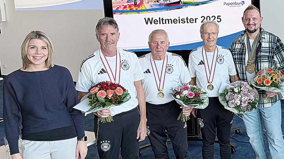 Die Papenburger Bürgermeisterin, Vanessa Gattung, ehrte Hermann Jungsthöfel, Hans Poelmann, Paul Kanschat und Thomas Leffers im Ratssaal.  © Foto: Stadt Papenburg