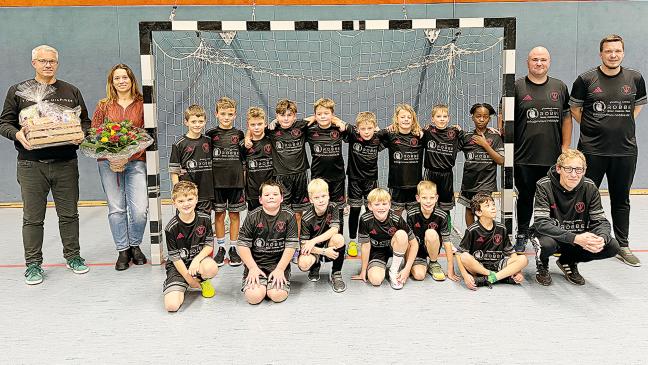 Bunder F-Junioren freuen sich über neue Trikots