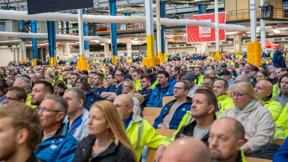 Werkleiter Enno Fehse und Betriebsratsvorsitzender Manfred Wulff dankten der Mannschaft während der Betriebsversammlung für ihr Engagement.  © VW Emden