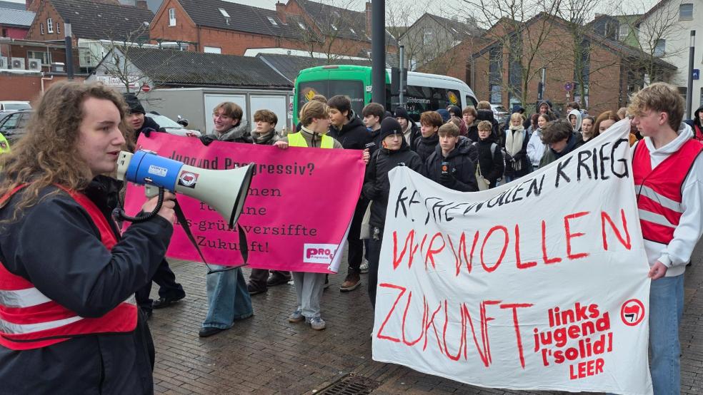 Rund 40 Schülerinnen und Schüler protestierten in Leer gegen das neue Wehrdienstgesetz. © Foto: Wolters