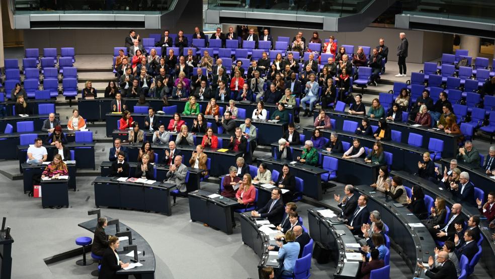 Die Fraktionen von CDU und SPD applaudieren im Bundestag bei der Bekanntgabe des Ergebnisses der Abstimmung. Der Bundestag hat das umstrittene Rentengesetz der schwarz-roten Regierung heute mit absoluter Mehrheit beschlossen.  © dpa