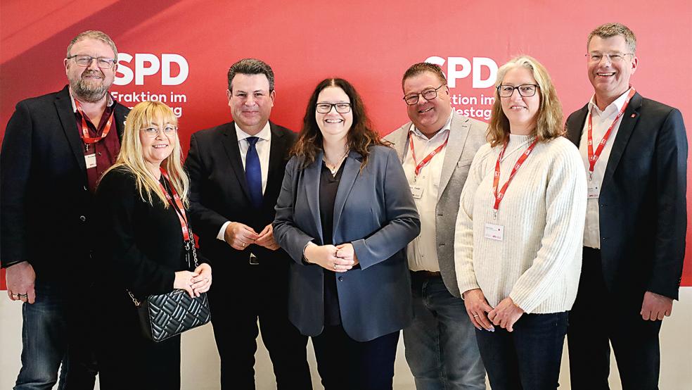 Die SPD-Bundestagsabgeordnete Anja Troff-Schaffarzyk (Mitte) begrüßte gemeinsam mit Hubertus Heil (rechts neben ihr) Thomas Gelder aus Bunde (links neben ihr), Erster Bevollmächtigter der IG Metall Leer-Papenburg, Stefan Eikens, Heiko Messerschmidt von der IG Metall Küste (rechts) sowie die Betriebsrätinnen Birgit Schlink (Zweite von rechts) und Olga Schmidt (Zweite von links), beide sind bei Blau-Kunststofftechnik in Leer aktiv.  © Foto: Arthur Kiesling (SPD)
