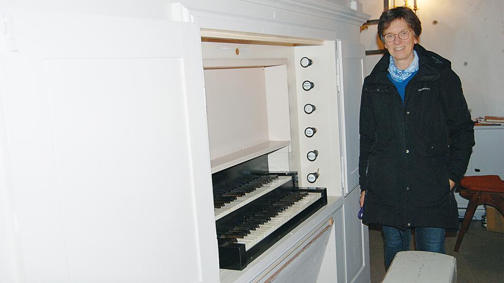 Pastorin Gretchen Ihmels-Albe neben dem Spieltisch der Rohlfs-Orgel der reformierten Kirche in Kirchborgum. Sie freut sich auf den festlichen Gottesdienst zur Wiederinbetriebnahme der Orgel, der morgen um 16 Uhr beginnt.  © Foto: Hoegen