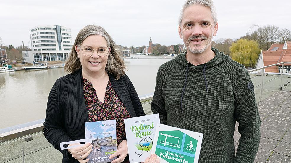 Insa Wutschke, Geschäftsführerin der Touristik GmbH »Südliches Ostfriesland«, und Ulrich Schmunkamp, Geschäftsführer der Vereine »Internationale Dollard Route« und »Deutsche Fehnroute«, auf dem Dach der Tourismuszentrale am Freizeithafen in Leer.  © Foto: Szyska