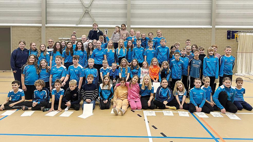 70 junge Schwimmerinnen und Schwimmer der DLRG Weener starteten im Kampf um die Ortsmeisterschaften in Finsterwolde.  © Foto: privat