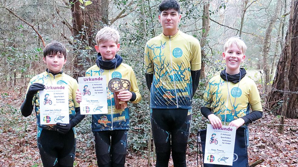 Leonidas Gebauer (von links, Platz drei), Sieger Sibo Oltmanns, Betreuer Aryan Bierstedt und Klaas Thesing (Platz vier) sorgten für eine FCSO-dominierte Schüler-Kategorie.  © Foto: privat