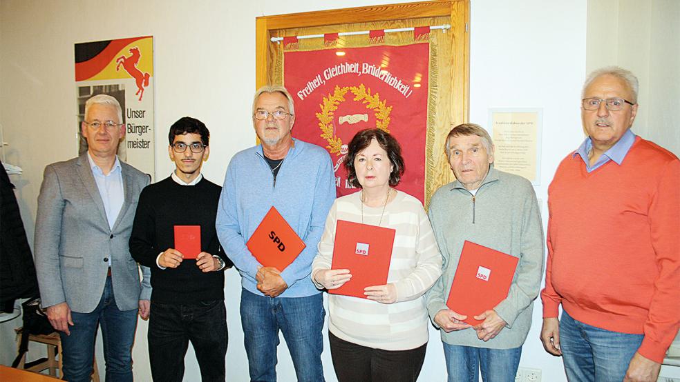 Bei den Ehrungen: Von links Landrat Matthias Groote, Neumitglied Issam Mustafa, Karl-Heinz Schüür (40 Jahre Parteimitglied), Sigrid Gardey und Manfred Gardey (über 20 Jahre Mitglied) und Ortsvereinsvorsitzender Friederich Sap.  © Foto: SPD