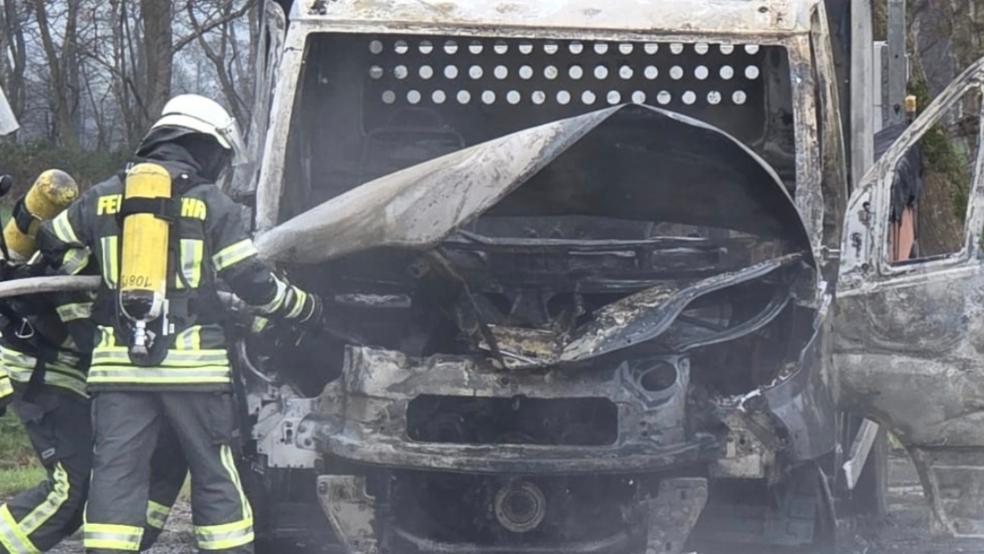 Der Transporter ist nach dem Brand wohl als Totalschaden einzustufen. © Feuerwehr Wymeer-Boen