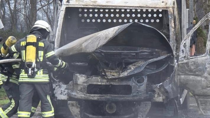 Transporter brennt völlig aus