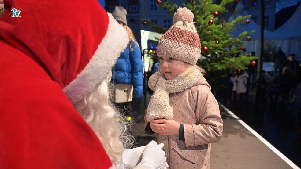 Auch heute hat der Weihnachtsmann wieder gegen 16.30 Uhr seinen Besuch auf dem Adventsmarkt angekündigt. © Bruins