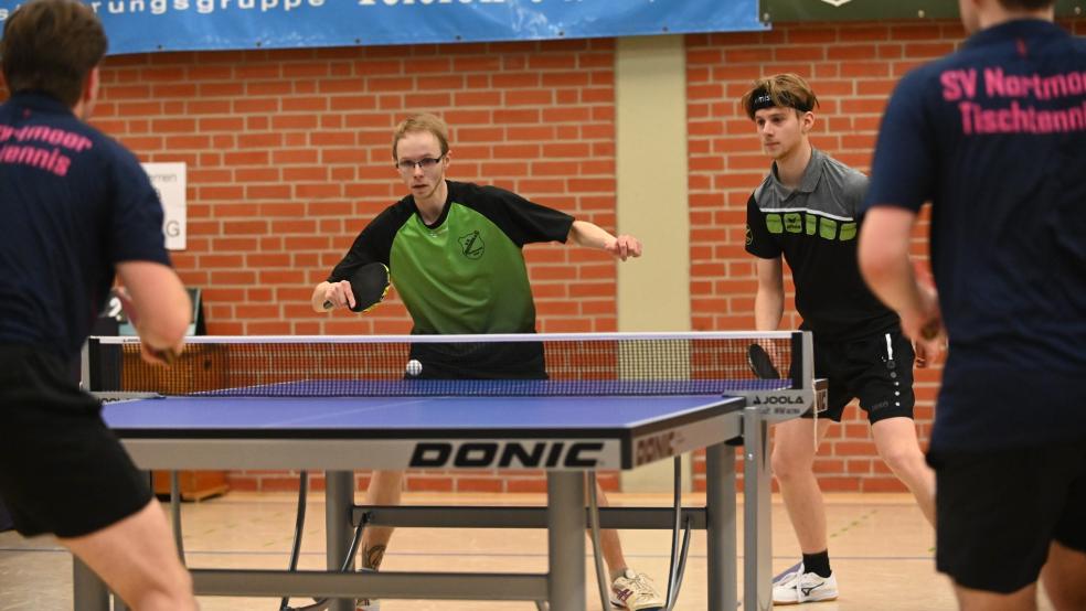 Bengt Klußmann (Mitte links) und Max Onno van der Laan setzten sich im Doppel gegen das Duo des SV Nortmoor, Marvin Hasselder und Thore Sochmierda, durch. © Born