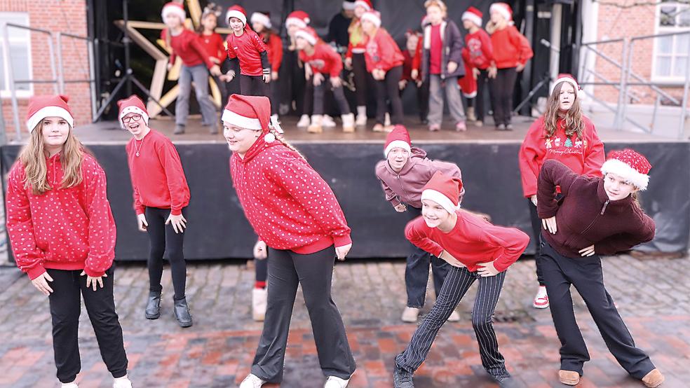 Die Tanzgruppe »Dancing Kids« des TuS Weener sorgte mit ihrem Auftritt auf der Bühne und davor für gute Laune bei den Besuchern des Adventsmarktes.  © Fotos: Ammermann