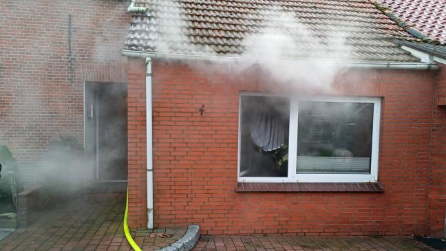 Feuerwehr löscht Küchenbrand in Diele