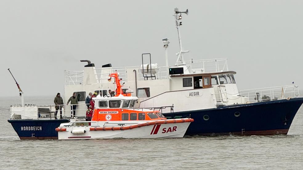 Die Seenotretter brachten Passagiere eines Beerdigungsschiffes, das vor der Insel Juist auf eine Sandbank gelaufen war, in Sicherheit. © Foto: DGzRS