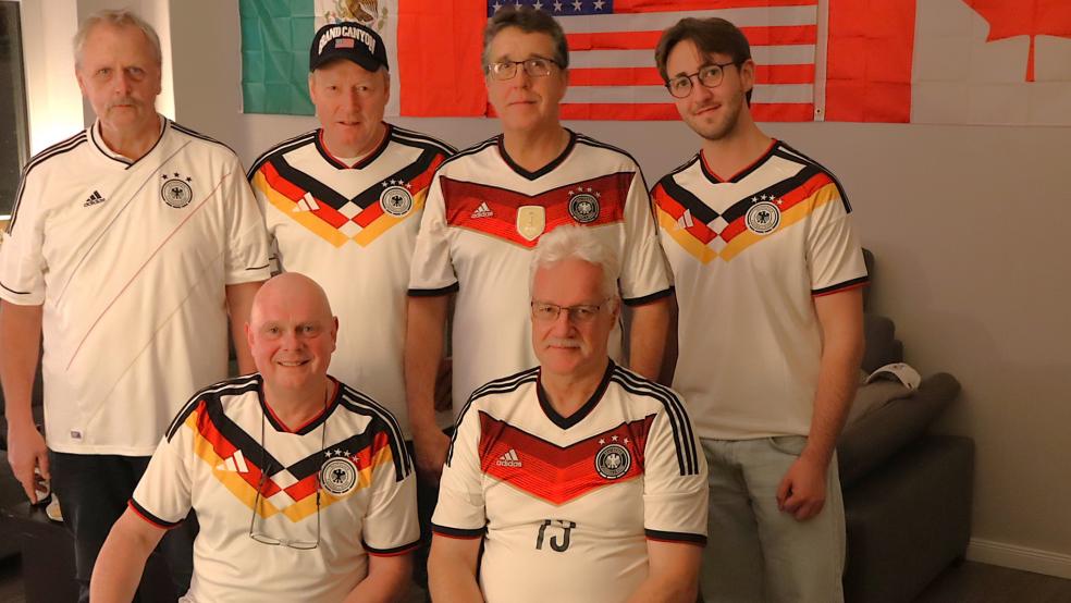 Bernd Sonnenberg, Jochen Krüger, Thorsten Vollborth, Yannik Höricht (oben von links), Ingo Battermann und Wolfgang Hoffmann (unten von links) aus dem Rheiderland fahren im Sommer 2026 gemeinsam zur Fußball-WM in die USA und Kanada. Besonders die deutschen Spiele gegen Curaçao, die Elfenbeinküste und Ecuador wecken das Interesse des Sextetts.  © Foto: Ammermann
