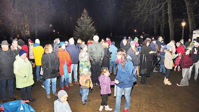 Adventssingen vor dem Schloss stimmt auf Weihnachten ein