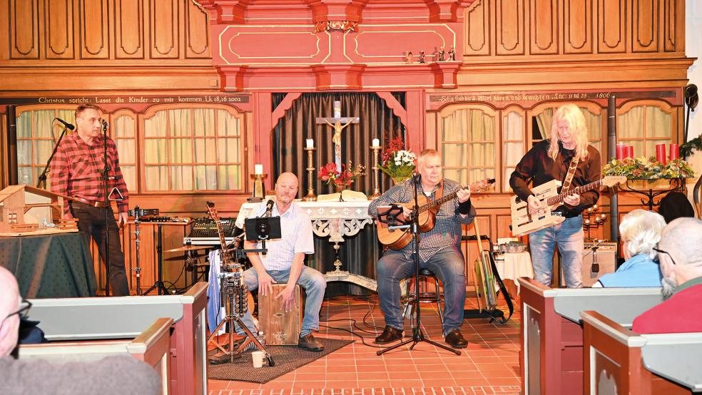Die Volker-Leiss-Band um (von links) Volker Leiss (Flöte, Rhythmus), Thomas Krause (Percussion und Gesang), Hans-Ralf Waterkamp (Gitarre und Gesang) und Wollo Seidel (E-Bass) gab ein Konzert in der Pogumer Kirche.  © Foto: Siegmund