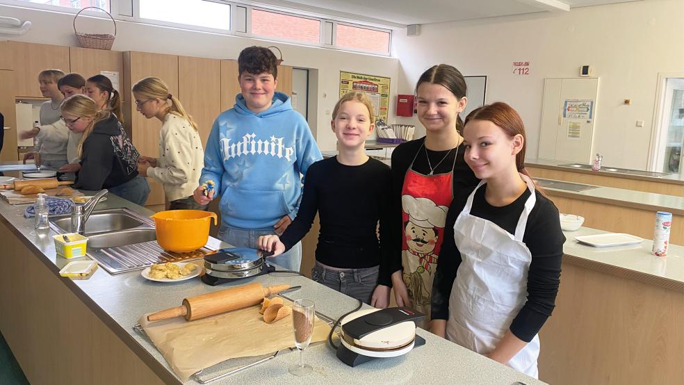 Die Austauschpartner aus Sneek und die Oberschüler aus Weener backten unter anderem zusammen Rullerkes.  © Fotos: privat