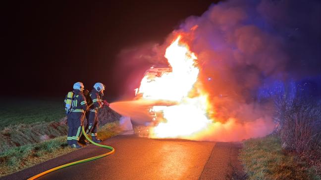 Mercedes Sprinter bei Feuer völlig zerstört