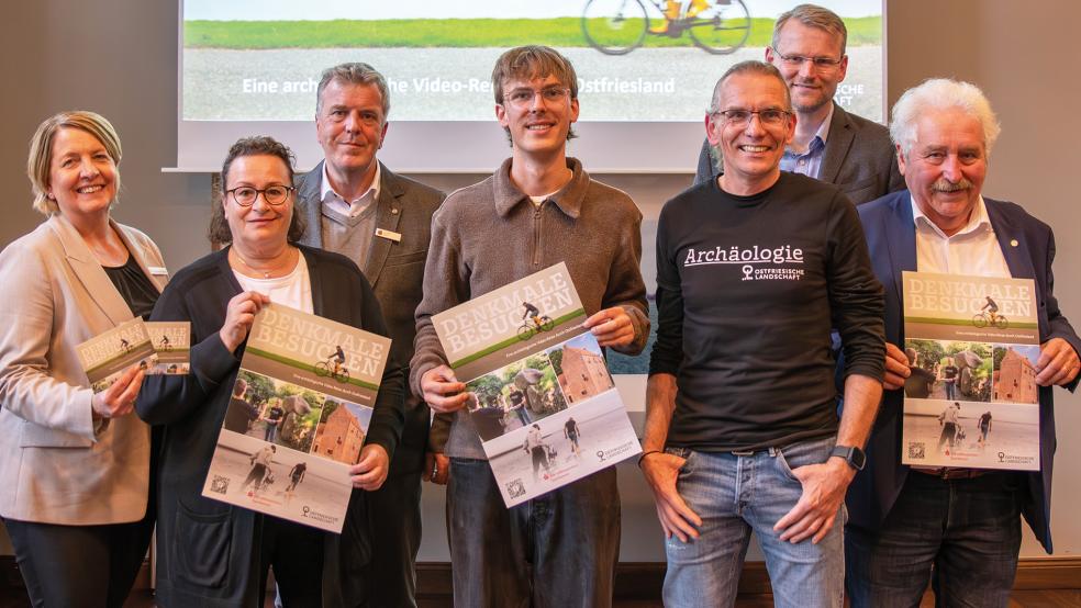 Von links: Insa Bruns-Breninck, Ute Meinert und Carsten Mohr von den ostfriesischen Sparkassen, der Videoproduzent Jannik Preuß, Dr. Jan F. Kegler, Dr. Matthias Stenger und Rico Mecklenburg von der Ostfriesischen Landschaft bei der Vorstellung der Video-Reihe »Denkmale besuchen«.  © Foto: Ostfriesische Landschaft