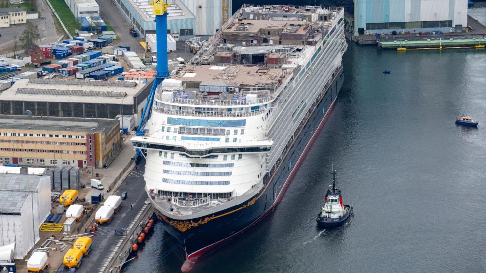 April 2025: Das Kreuzfahrtschiff „Disney Adventure“ liegt nach dem Verlassen der Schiffbauhalle am Ausrüstungskai der Meyer Werft in Wismar. © Foto: Sauer (dpa)