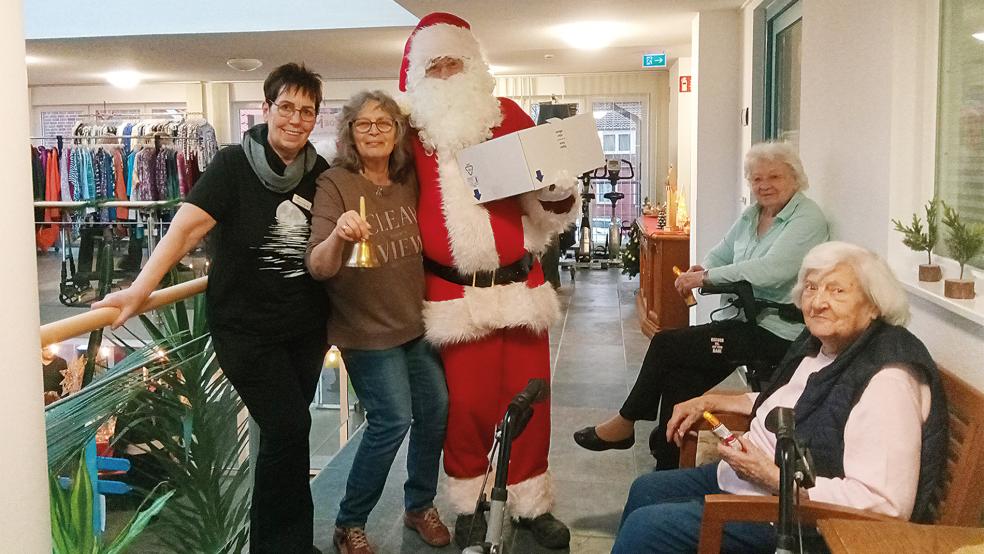 Der Nikolaus machte ohne Knecht Ruprecht oder Zwarte Piet, dafür mit gut gelaunten Helferinnen die Runde.  © Janssen