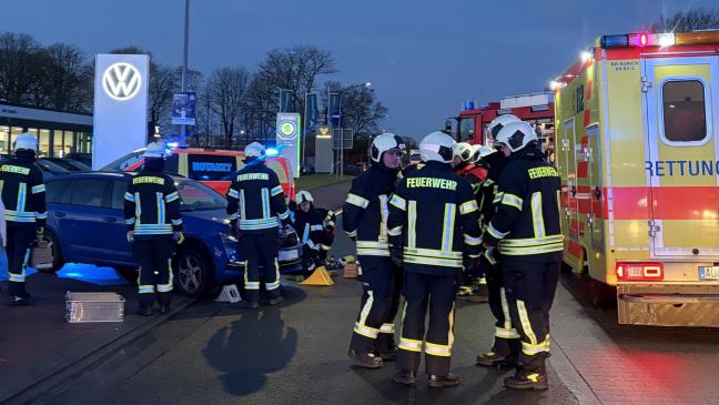Jugendlicher nach Zusammenstoß mit Auto eingeklemmt