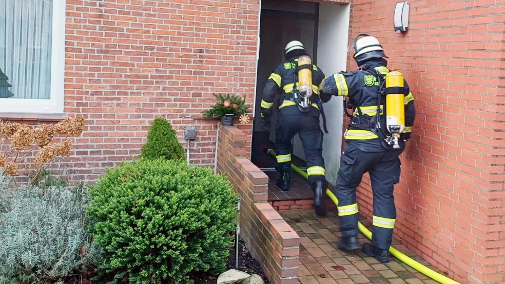Die Feuerwehr konnte verhindern, dass der Brand auf das Wohnhaus übergriff. © Foto: Rand (Feuerwehr)
