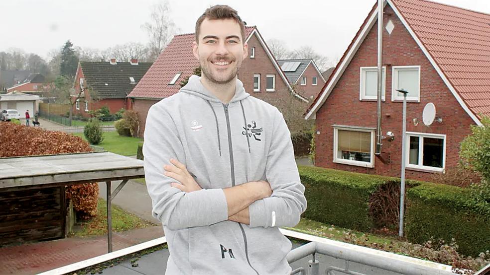 Pal Merkovszki auf der Terrasse seiner Wohnung am Auricher Stadtrand. Der US-Nationalspieler fühlt sich wohl in seiner sportlichen Heimat.  © Foto: Lindenbeck/ON