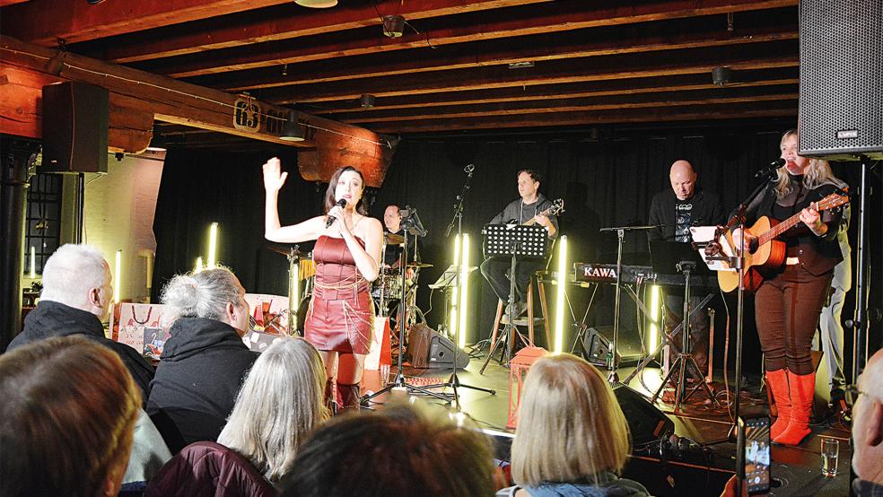 Die rund 230 Besucher des Konzertabends sangen mit der Band zusammen auch einige Weihnachtsklassiker und honorierten den Auftritt am Ende mit stehendem Applaus.  © Foto: Eden