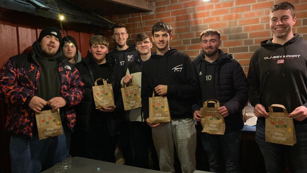 Die Helfer am Grill und in der Pommesbude erhielten im vergangenen Jahr vom Weihnachtsmann als Dank eine süß gefüllte Tüte.  © Kuper/Archiv