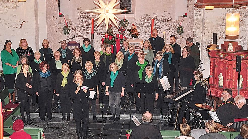 Der 32-köpfige Gospelchor »Celebration« zeigte während seines Auftritts in der Mathäikirche seine musikalische Bandbreite. Dabei wurde auch a Capella gesungen, die Sängerschar wurde ansonsten von einer vierköpfigen Band begleitet.  © Foto: Wolters