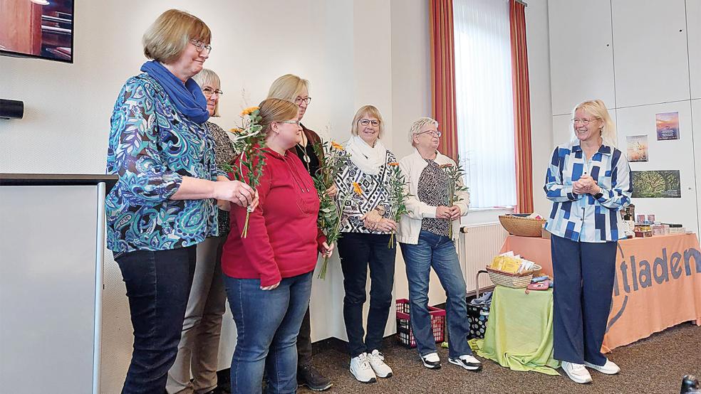 Nach 15 Jahren Einsatz für die »Auszeit« erhielten die Mitglieder des Teams als Überraschung jeweils einen Strauß Blumen. Damit bedankte sich die Vorsitzende für ihren unermüdlichen Einsatz.  © Foto: privat