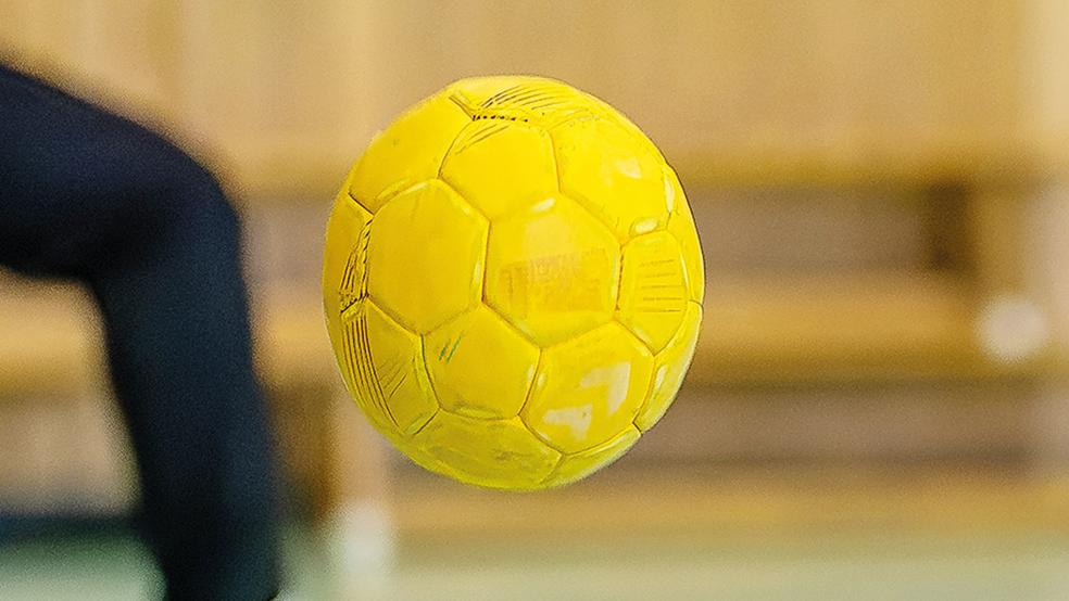 In der Handball-Regionsoberliga ist die HSG Emden II derzeit Holthusens Verfolger Nummer eins.  © Foto: Jungeblut
