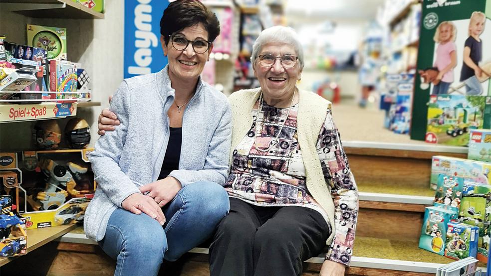 Anita Hemmes (rechts) und ihre Tochter Sonja Ammermann führten das Spiel- und Lederwarenfachgeschäft viele Jahre lang zusammen. Hemmes lebt mittlerweile in einem Seniorenheim und blüht dort regelrecht auf, sagt ihre Familie.  © Foto: privat
