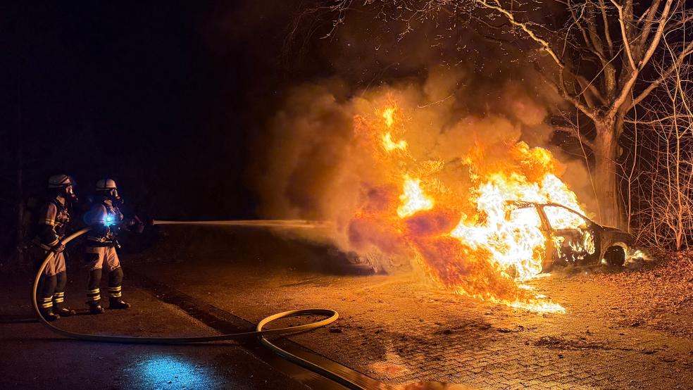 Die Feuerwehr musste in der vergangenen Nacht erneut brennende Fahrzeuge in Loga löschen.  © Foto: Feuerwehr