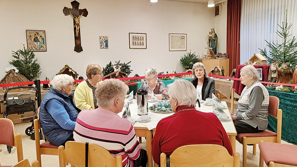 Auch diese Besucherinnen des Seniorennachmittags am Dienstag im Dechant-Friese-Haus nutzten die Gelegenheit, die Krippenausstellung zu besichtigen.  © Fotos: privat
