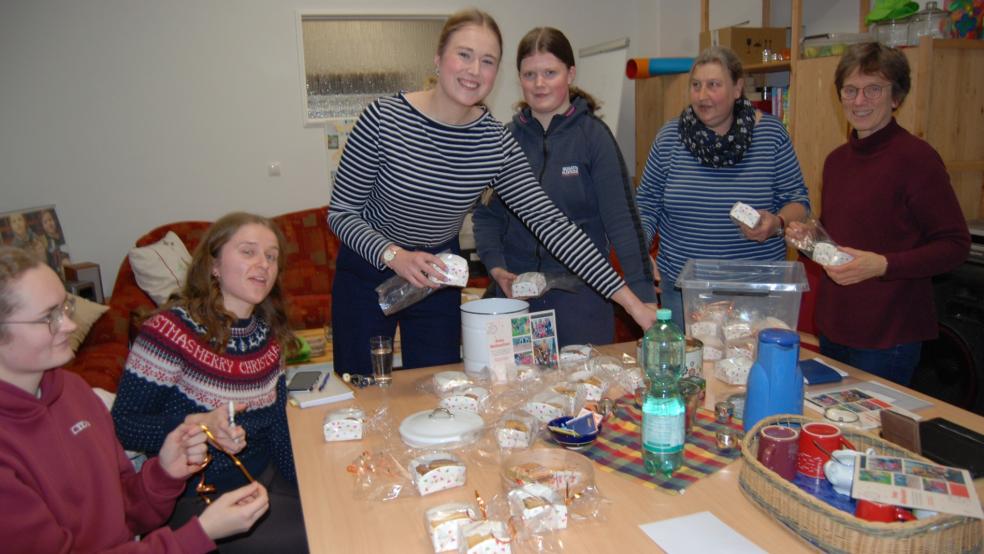 Inken Fresemann, Imke Schulte, Kirsten Schüür, Ineke Frerichs und Martina Swart packten gestern Abend zusammen mit Pastorin Gretchen Ihmels-Albe (von links) Geschenktüten für die älteren Gemeindeglieder. Sie werden heute von den Kindern des Kindergottesdienstes besucht.  © Hoegen