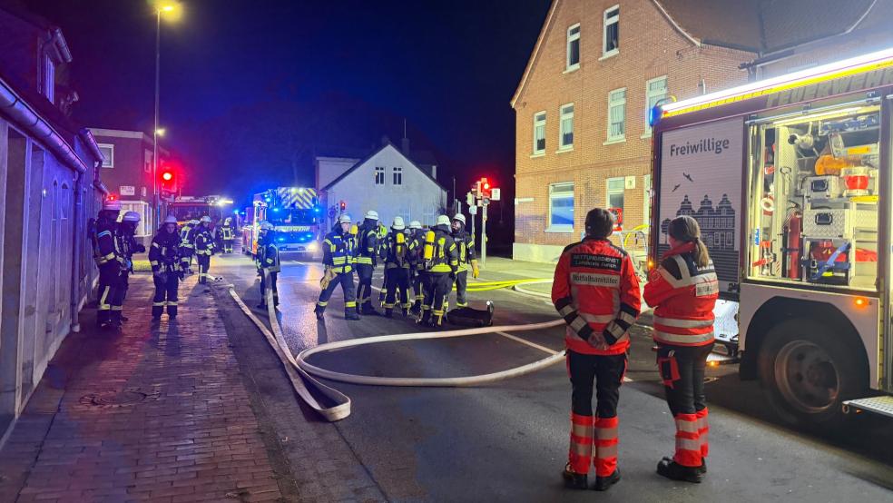 Feuerwehr und Sanitäter waren gestern Abend in Norden bei einem Zimmerbrand im Einsatz. © Feuerwehr