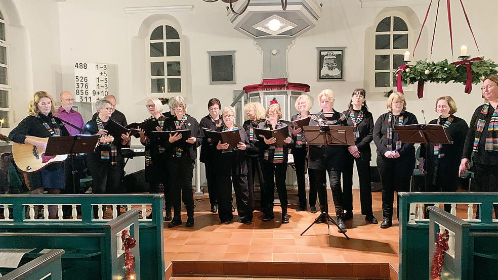 Die Regenbogensingers bei ihrem Auftritt in der Kirche in Weenermoor. Die Liedtexte werden übrigens von Mitgliedern des Chores selbst geschrieben, die dann mit modernen Melodien von eingängigen Popsongs unterlegt werden.  © Foto: privat