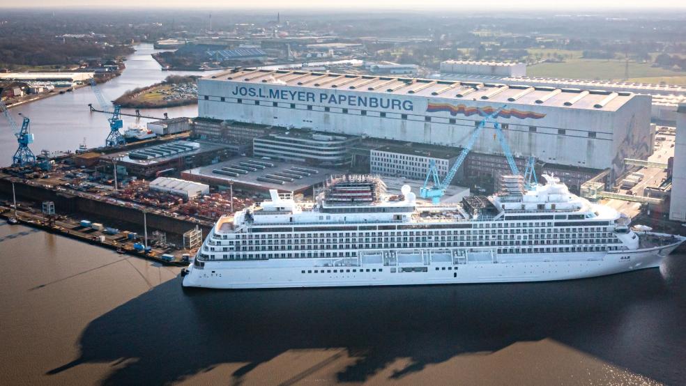Das Kreuzfahrtschiff »Asuka III« liegt vor der Meyer Werft. Bald könnte sich das Auftragsbuch des Schiffbauunternehmens erheblich füllen. © Symbolfoto: Schuldt (dpa)
