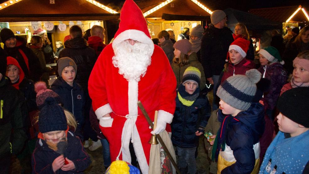 Beim Weihnachtsmarkt in Stapelmoor wird auch wieder der Weihnachtsmann erwartet. © Archivfoto: Kuper
