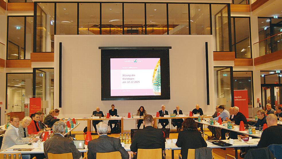 Zu seiner letzten Sitzung in diesem Jahr kam der Kreistag des Landkreises Leer am Mittwoch im SparkassenForum an der Bürgermeister-Ehrlenholtz-Straße neben der Hauptstelle der Sparkasse LeerWittmund in der Innenstadt zusammen.  © Foto: Hoegen