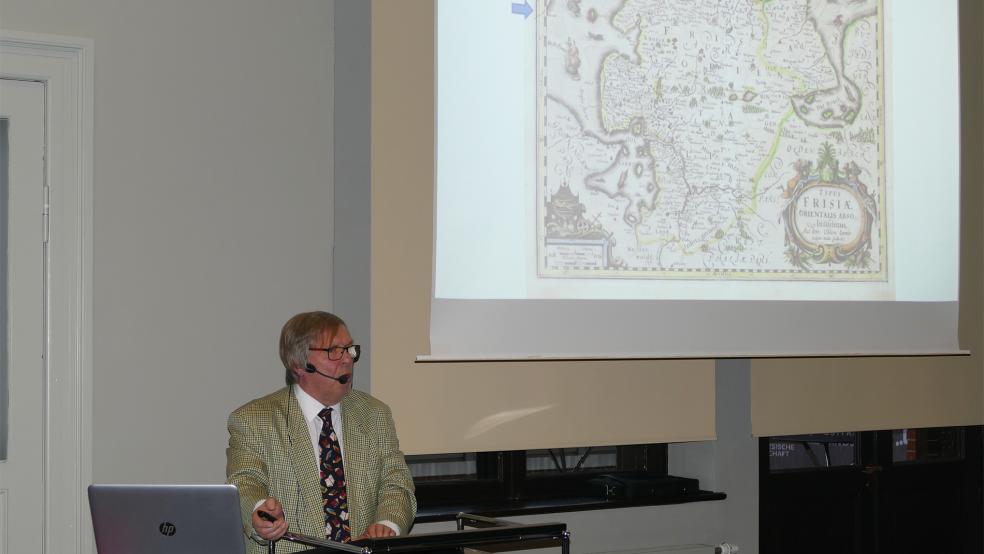 »Kartenpapst« Michael Recke weiß ganz genau, welche Ostfrieslandkarte von Ubbo Emmius wann entstanden ist.  © Foto: Jürgens 